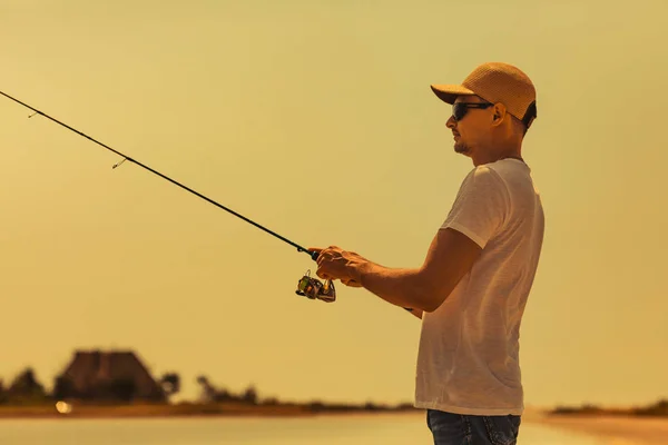 Jonge man vissen op zee — Stockfoto