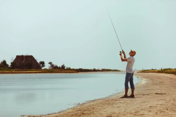 Joven pescando en el mar — Foto de Stock