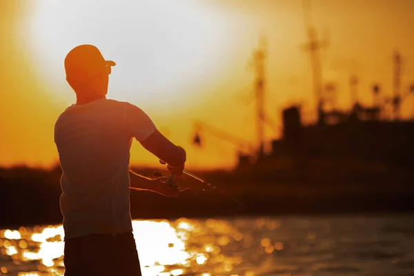 海で釣りをする若者 — ストック写真
