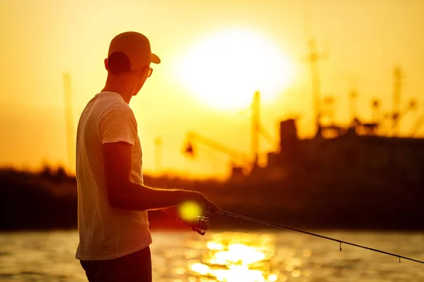 Jonge man vissen op zee — Stockfoto