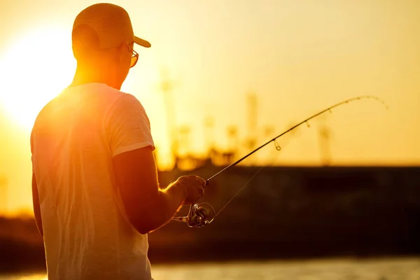 Jonge man vissen op zee — Stockfoto