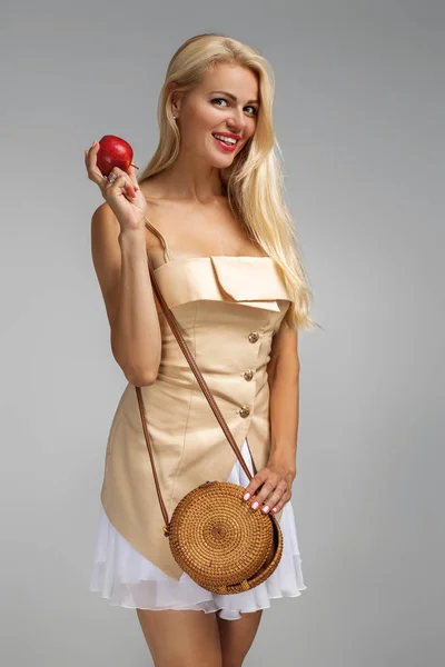 Jovem segurando maçã vermelha — Fotografia de Stock