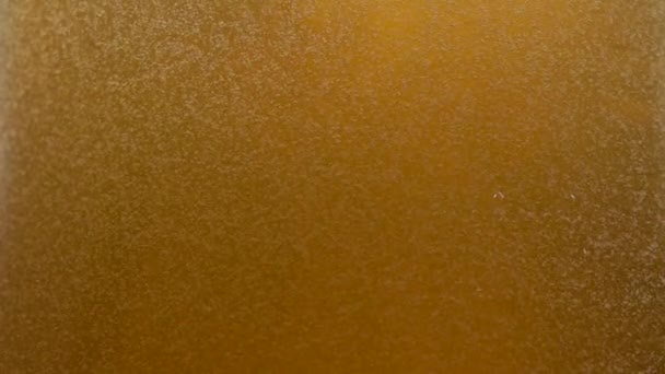 Bière avec bulles en verre .