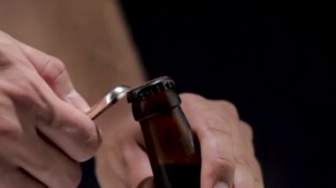 Şişe açacağı ile bira soğuk şişe açma.