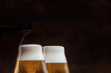 soğuk altın bira iki bardak