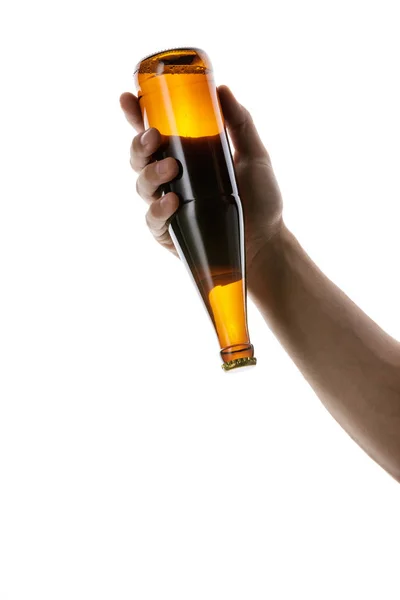 Maschio mano tenendo bottiglia di birra marrone — Foto Stock