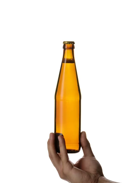 Maschio mano tenendo bottiglia di birra marrone — Foto Stock