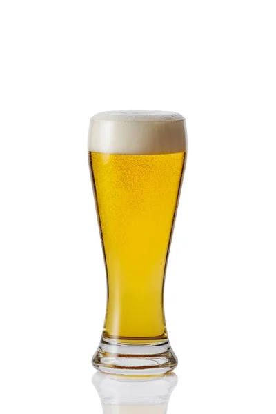 Bicchiere di birra su sfondo bianco — Foto Stock