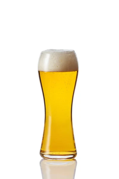 하얀 배경에 맥주 한 잔 — 스톡 사진