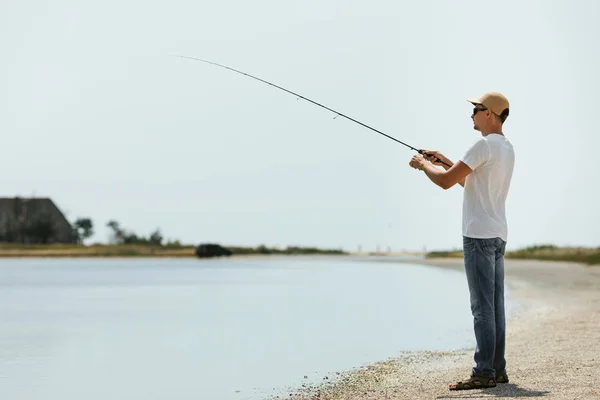 Jovem pescando no mar — Fotografia de Stock