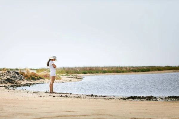 Young woman walks along the seashore — Stock Photo, Image