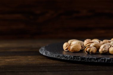 taş tahta üzerinde tuzlu antep fıstığı