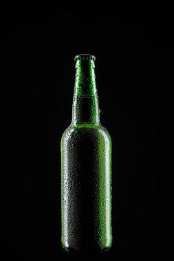 Cam şişe bira koyu arka plan üzerinde