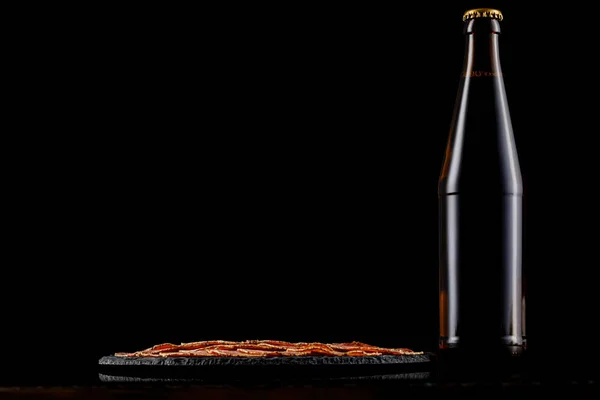 Bottiglia di birra di vetro e deliziose salsicce affettate — Foto Stock