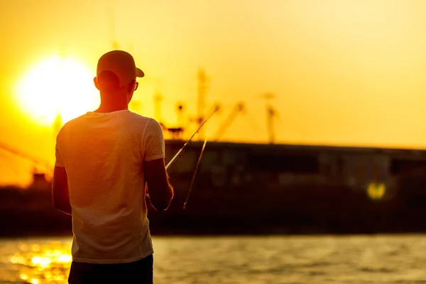 Junger Mann angelt auf See — Stockfoto