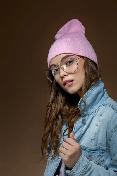 Dziewczyna w dżinsy Kurtka, różowy kapelusz i stylowe okulary — Zdjęcie stockowe