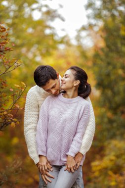 Parkta güzel sonbahar gününde sarılma aşık çift.