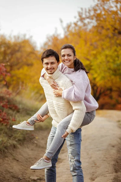 Pareja enamorada divirtiéndose en hermoso parque de otoño . — Foto de Stock