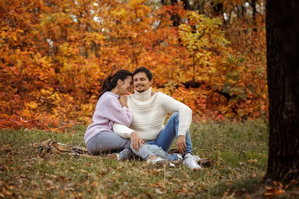 Aşık mutlu çift sarılma ve oturma — Stok fotoğraf