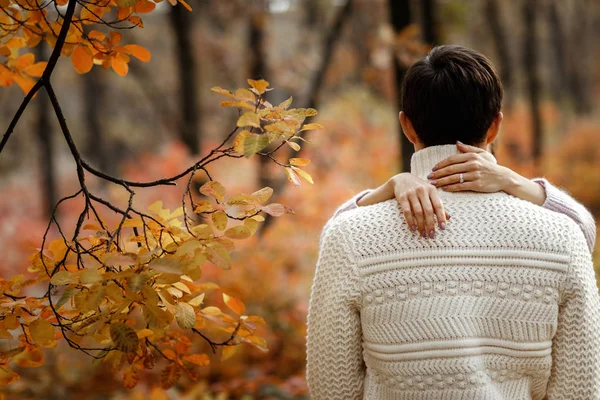 Ragaszkodás a szép őszi napon park szerelmes pár. — Stock Fotó