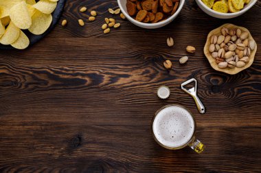 Şişe kapağı ve şişe ile bira bardağı