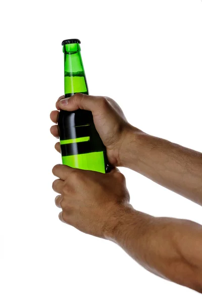 Maschio mano tenendo bottiglia di birra marrone — Foto Stock