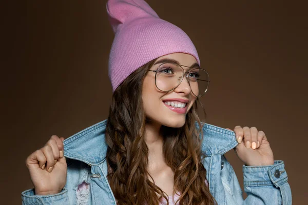 Menina em jaqueta de calça, um chapéu rosa e óculos elegantes — Fotografia de Stock