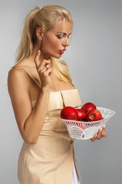 Mujer joven sosteniendo manzana roja —  Fotos de Stock