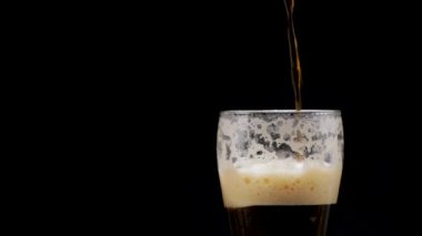 Bira cama dökülüyor.