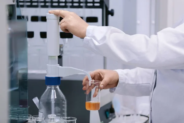 Cientista segurando um tubo de ensaio, Pesquisa de laboratório . — Fotografia de Stock
