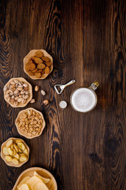 Şişe kapağı ve şişe ile bira bardağı