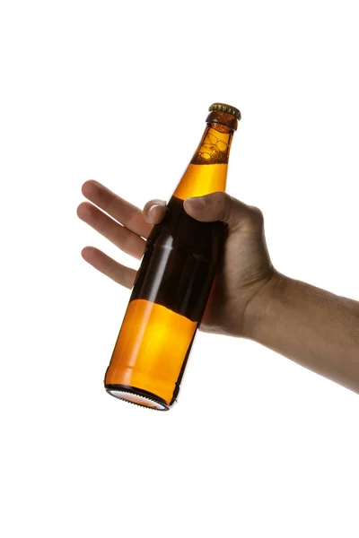 Mano masculina sosteniendo botella de cerveza marrón — Foto de Stock