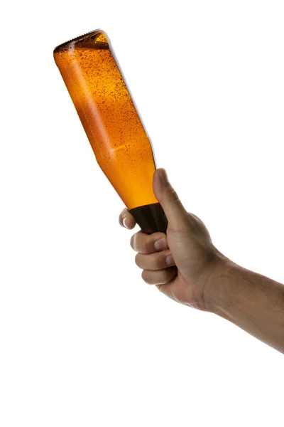 Férfi kézben tartja barna sörösüveg — Stock Fotó