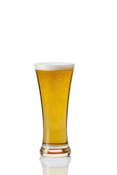 Bicchiere di birra su sfondo bianco — Foto Stock