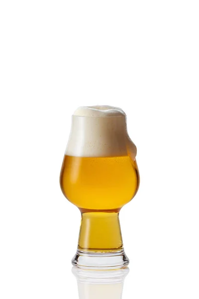Bicchiere di birra su sfondo bianco — Foto Stock
