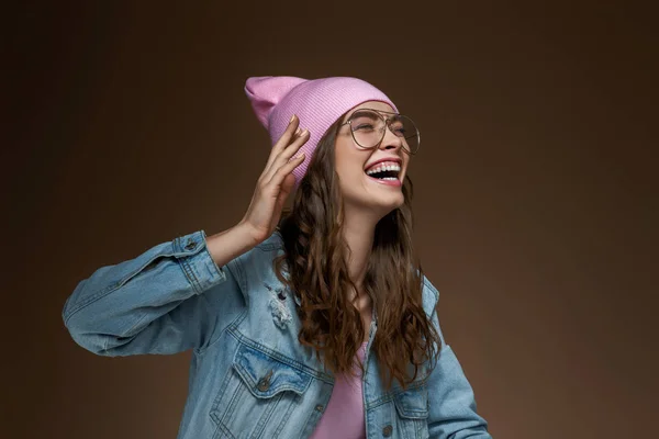 Flicka i jeansjacka, en rosa hatt och snygga glasögon — Stockfoto