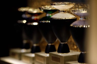 Parfüm şişeleri. Erkek ve kadın için koku.