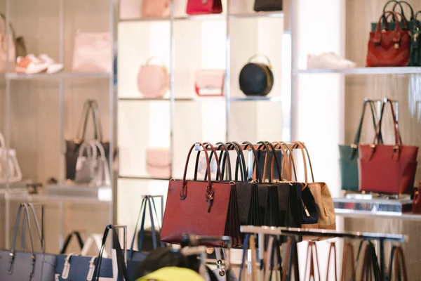 Handtaschen aus Leder im Geschäft — Stockfoto