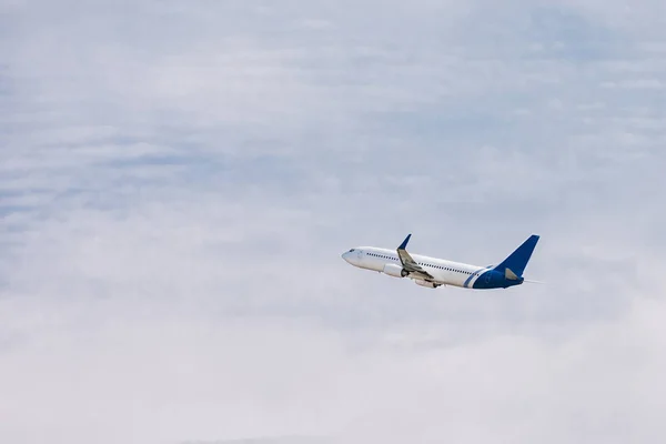 Flugzeug hebt bei sonnigem Wetter ab — Stockfoto