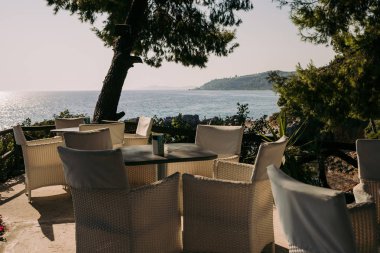 bir yaz kafede hasır sandalye ve masalar