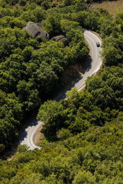 Tepede üst görünüm araba ve yol