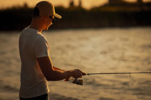 Jeune homme pêchant en mer — Photo