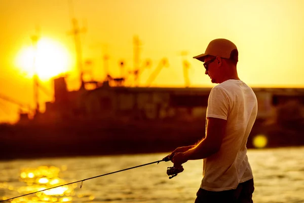 Jeune homme pêchant en mer — Photo