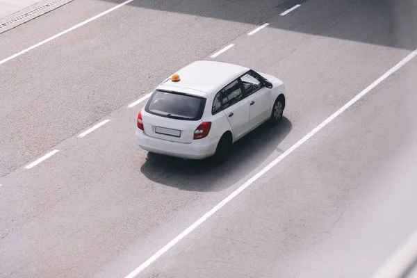 Biały samochód na asfalt — Zdjęcie stockowe