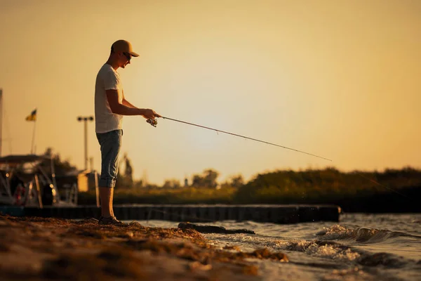 Jeune homme pêchant en mer — Photo