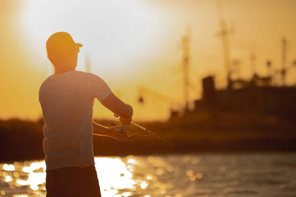 Jonge man vissen op zee — Stockfoto