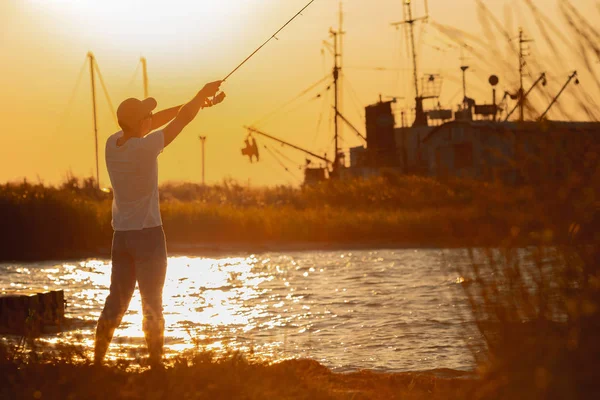 Jeune homme pêchant en mer — Photo