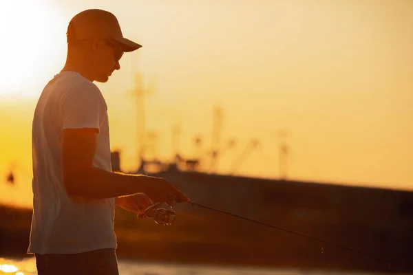 Jovem pescando no mar — Fotografia de Stock