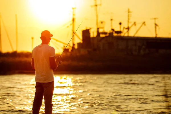 Joven pescando en el mar — Foto de Stock