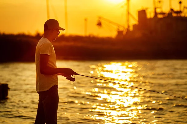 在海上钓鱼的年轻人 — 图库照片